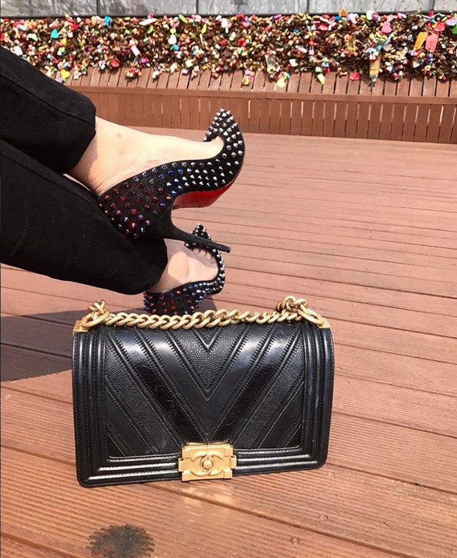 Cuộc sống toàn đồ hiệu, du lịch xa hoa của 9X lai 3 dòng máu